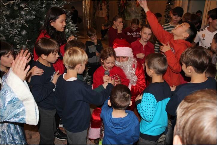 Акция "Забота". В канун Нового года учащиеся 77 школы провели новогодний концерт в Детском доме №1 и в доме присторелых "Забота"