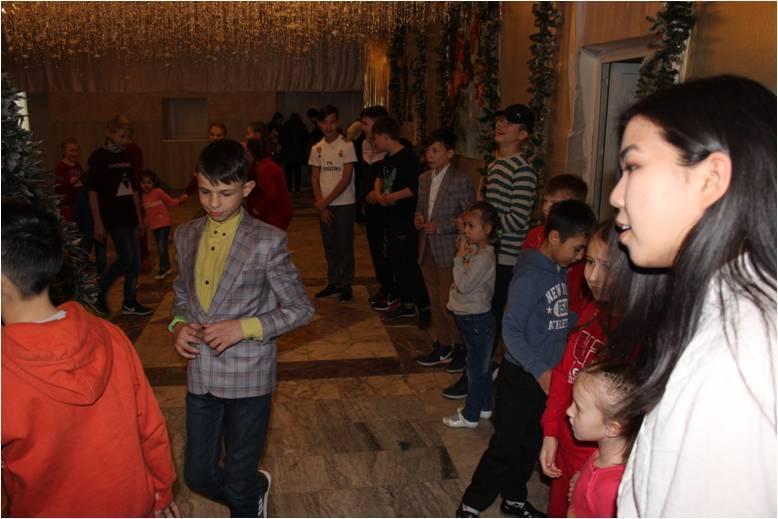 Акция "Забота". В канун Нового года учащиеся 77 школы провели новогодний концерт в Детском доме №1 и в доме присторелых "Забота"
